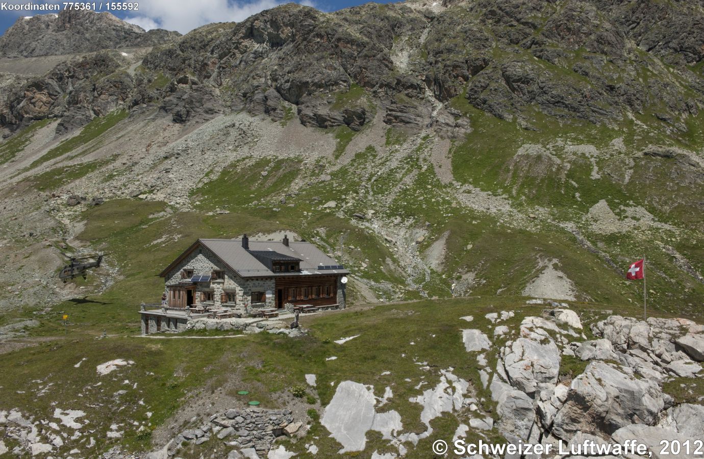 Chamanna Jenatsch CAS (Position: 2'775'359.49, 1'155'645.45), 2652 m.ü.M. , im hinteren Val Bever zwischen Piz Picuogl und Piz Jenatsch. Die Hütte wurde 1908 erbaut, 1993 fand ein kompletter Neubau statt.